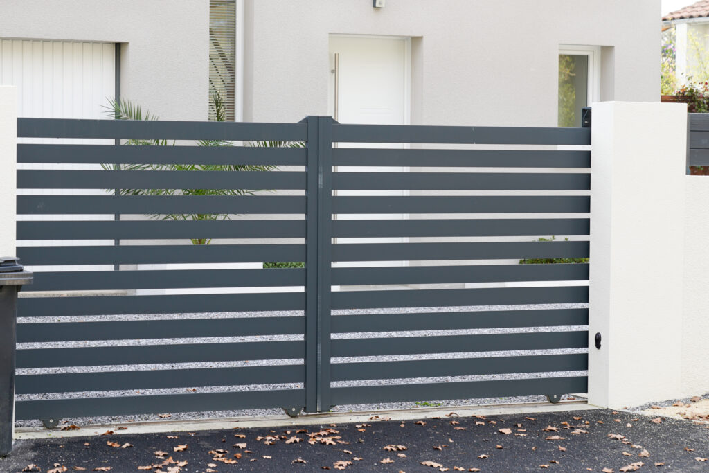 Horizontal aluminum gate