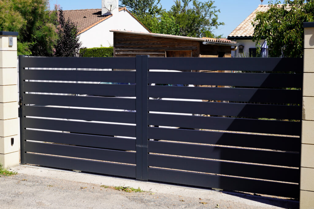 horizontal modern aluminum gate