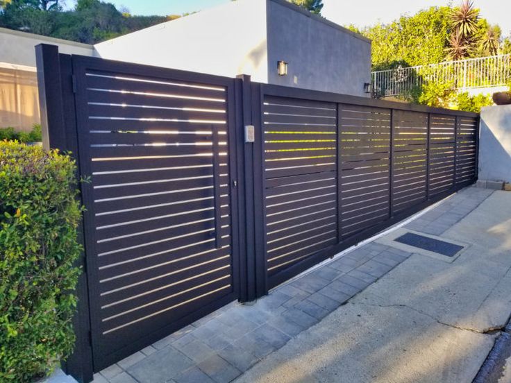 Modern horizontal aluminum gate and fence